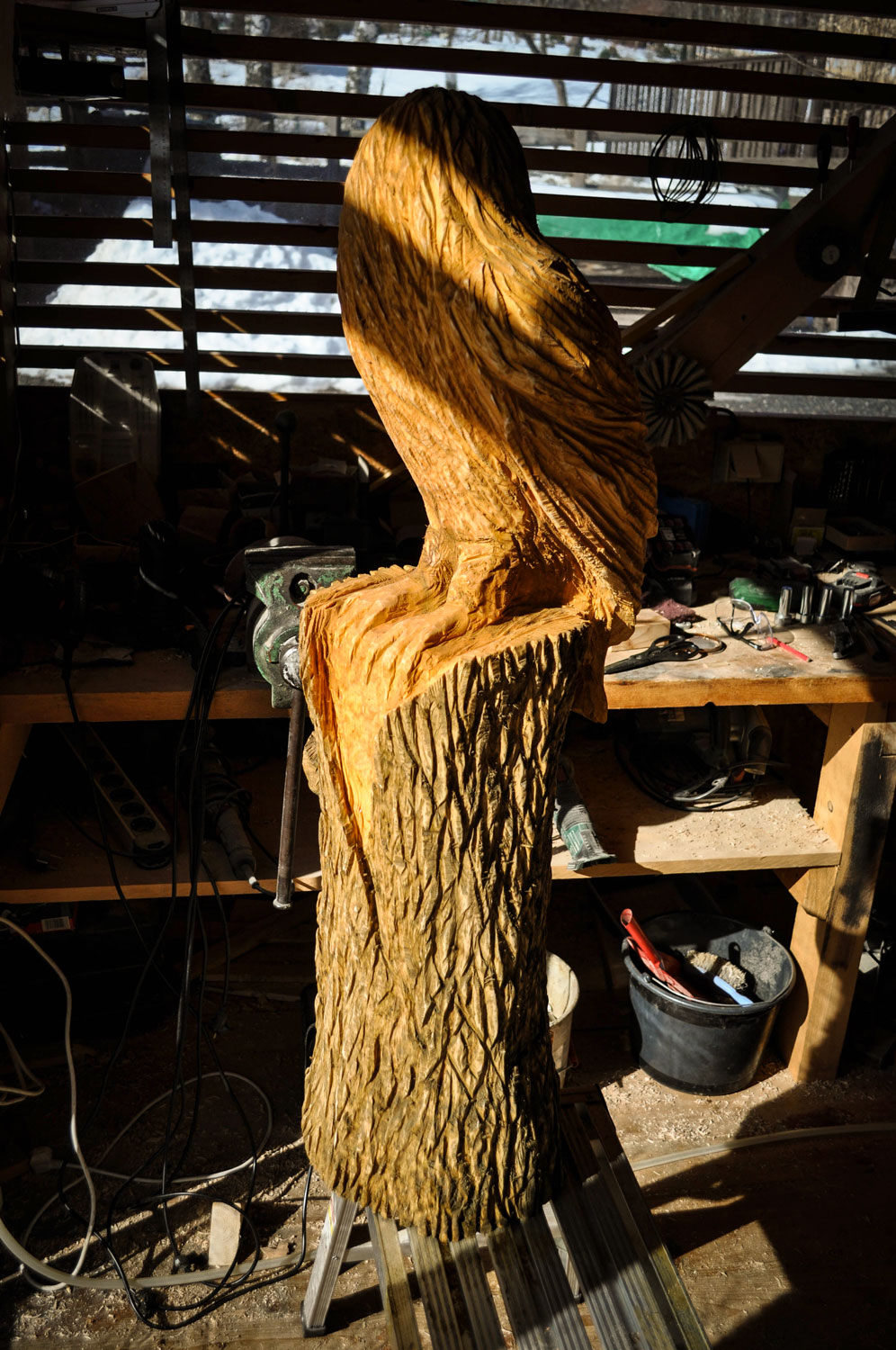 rezbar-drevorezba-vyrezavani-carving-wood-drevo-socha-bysta-sova_palena-110cm-radekzdrazil-20210220-05