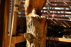 rezbar-drevorezba-vyrezavani-carving-wood-drevo-socha-bysta-sova_palena-110cm-radekzdrazil-20210220-03